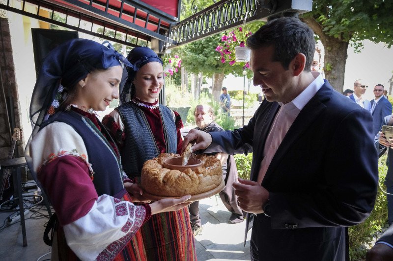 Τα πατέ της οικογένειας Ζάεφ δοκίμασε ο Τσίπρας στο Οτέσοβο της πΓΔΜ [εικόνες] | iefimerida.gr 1