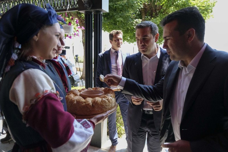 Τα πατέ της οικογένειας Ζάεφ δοκίμασε ο Τσίπρας στο Οτέσοβο της πΓΔΜ [εικόνες] | iefimerida.gr 0