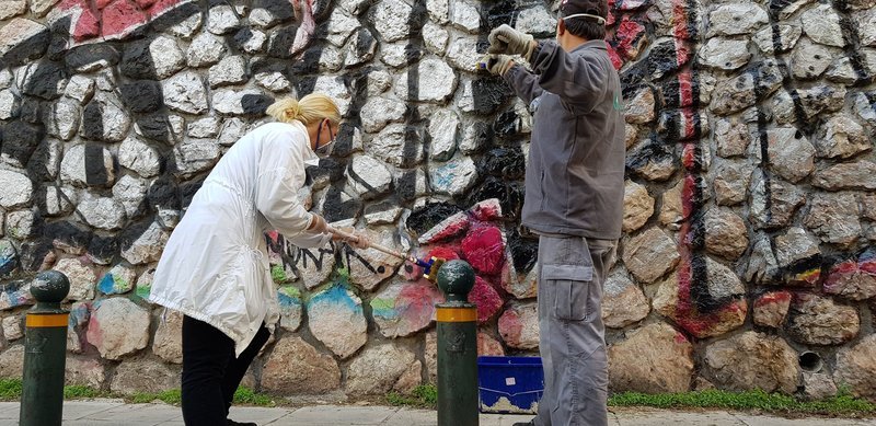 Μια πόλη με κτίρια και τοίχους καθαρούς από μουντζούρες, tags, συνθήματα και αφίσες σκοπεύουν να δημιουργήσουν τα μέλη της ομάδας συνΑθηνά του Δήμου Αθηναίων που μαζί με εθελοντές, τοπικούς φορείς και εταιρίες-χορηγούς