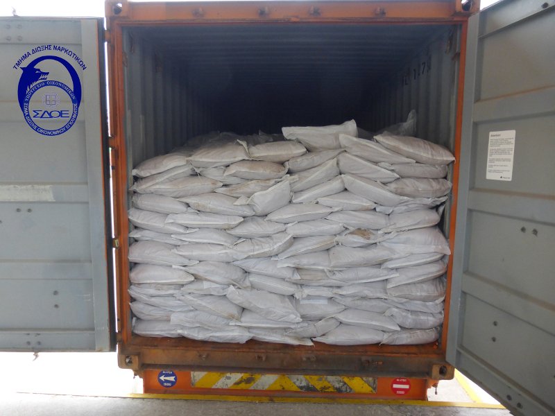Κατάσχεσαν πάνω από 3 τόνους πρώτη ύλη που θα έδινε 4 εκατ. χάπια ναρκωτικών [εικόνες]  | iefimerida.gr 0