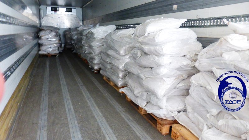 Κατάσχεσαν πάνω από 3 τόνους πρώτη ύλη που θα έδινε 4 εκατ. χάπια ναρκωτικών [εικόνες]  | iefimerida.gr 2