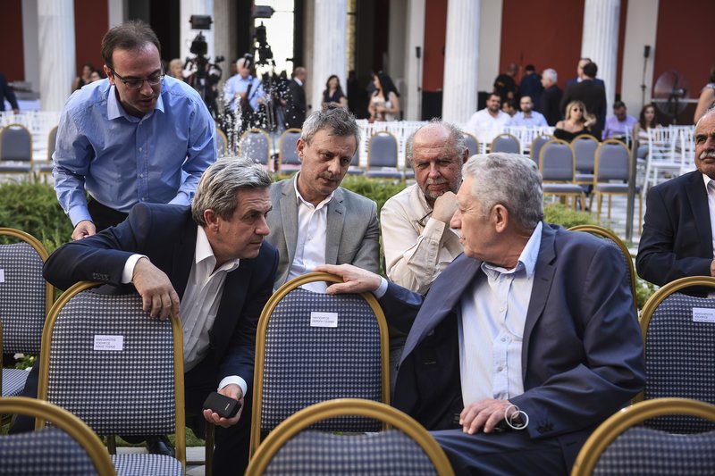 Εβαλε και... ξαναέβγαλε τη γραβάτα -«Κέρδισα το χρέος, έχω μάχες να δώσω» [εικόνες] | iefimerida.gr 45