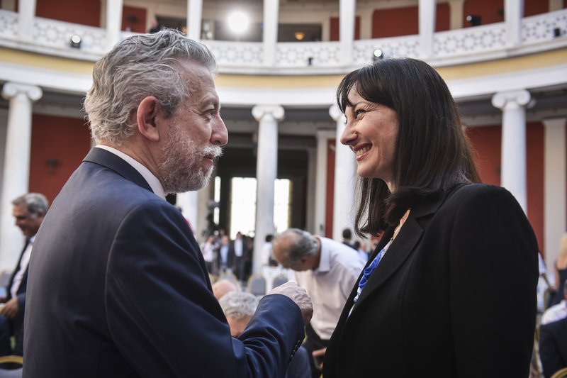 Εβαλε και... ξαναέβγαλε τη γραβάτα -«Κέρδισα το χρέος, έχω μάχες να δώσω» [εικόνες] | iefimerida.gr 47