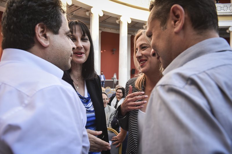 Εβαλε και... ξαναέβγαλε τη γραβάτα -«Κέρδισα το χρέος, έχω μάχες να δώσω» [εικόνες] | iefimerida.gr 48