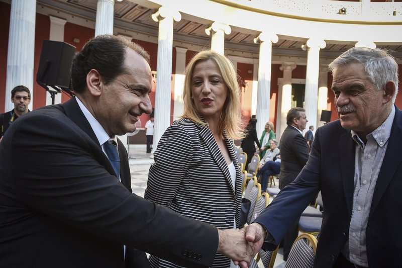 Εβαλε και... ξαναέβγαλε τη γραβάτα -«Κέρδισα το χρέος, έχω μάχες να δώσω» [εικόνες] | iefimerida.gr 49