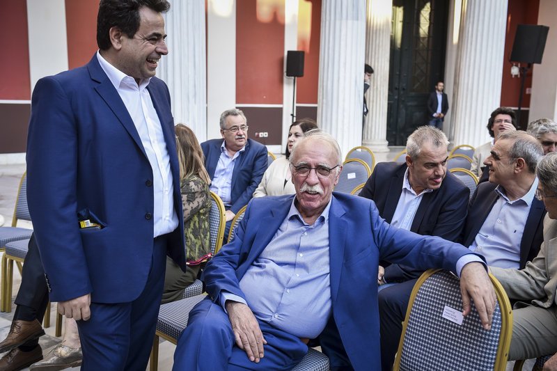 Εβαλε και... ξαναέβγαλε τη γραβάτα -«Κέρδισα το χρέος, έχω μάχες να δώσω» [εικόνες] | iefimerida.gr 46