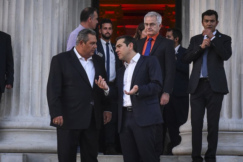 Μετά τον Τσίπρα πέταξε τη γραβάτα του και ο Καμμένος [εικόνες] | iefimerida.gr 3