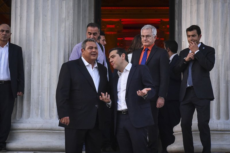 Μετά τον Τσίπρα πέταξε τη γραβάτα του και ο Καμμένος [εικόνες] | iefimerida.gr 4