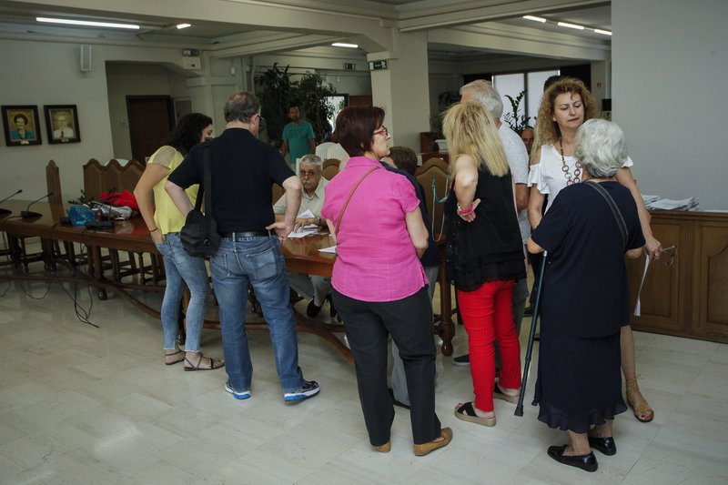 ΚΙΝΑΛ: Στις κάλπες για τις εκλογές στις Τοπικές Οργανώσεις -Στο Λαύριο ψήφισε η Φώφη | iefimerida.gr 6