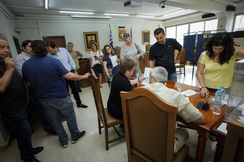 ΚΙΝΑΛ: Στις κάλπες για τις εκλογές στις Τοπικές Οργανώσεις -Στο Λαύριο ψήφισε η Φώφη | iefimerida.gr 5