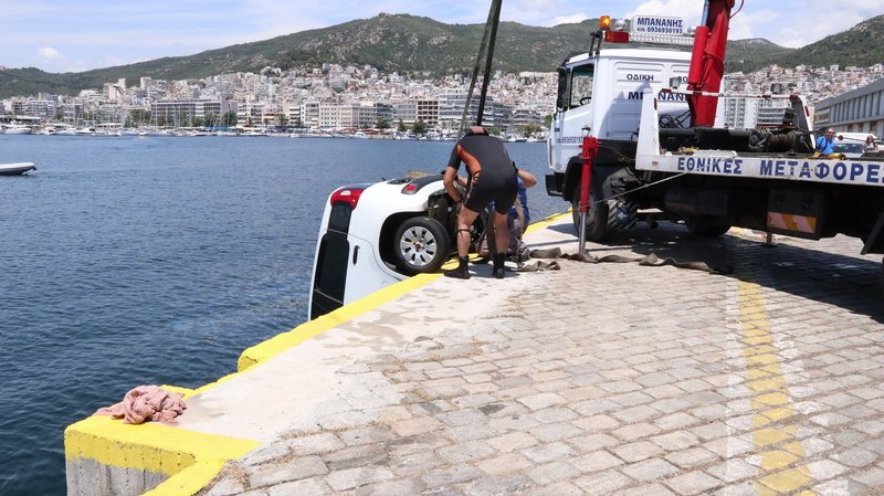 Aυτοκίνητο στο λιμάνι της Καβάλας γλίστρησε και έπεσε στη θάλασσα [εικόνες] | iefimerida.gr 3
