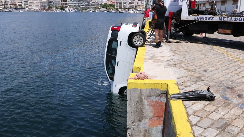 Aυτοκίνητο στο λιμάνι της Καβάλας γλίστρησε και έπεσε στη θάλασσα [εικόνες] | iefimerida.gr 2