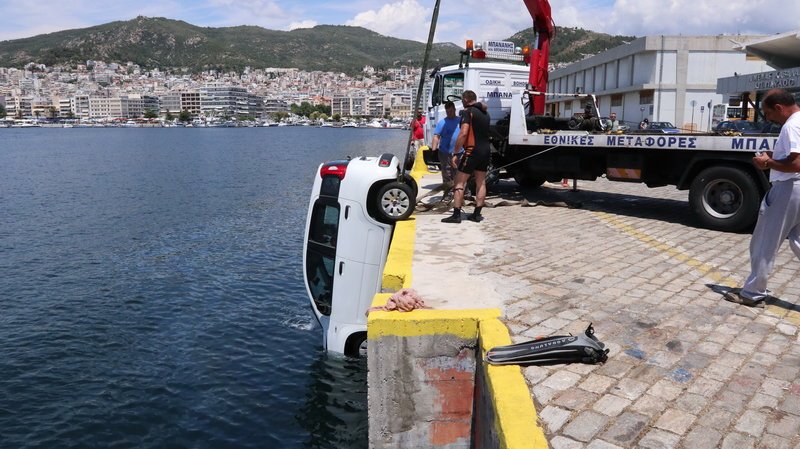 Aυτοκίνητο στο λιμάνι της Καβάλας γλίστρησε και έπεσε στη θάλασσα [εικόνες] | iefimerida.gr 1