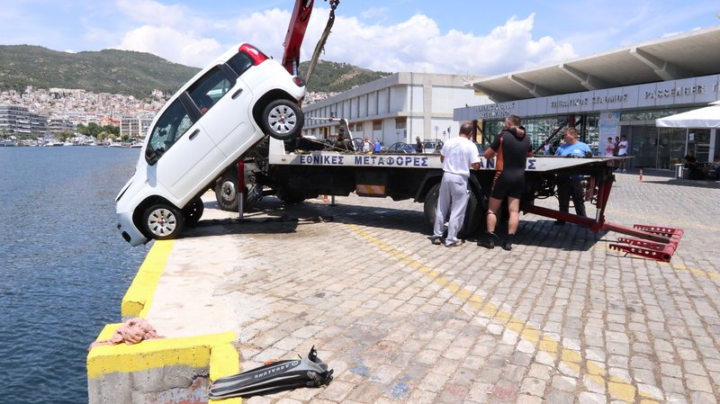 Aυτοκίνητο στο λιμάνι της Καβάλας γλίστρησε και έπεσε στη θάλασσα [εικόνες] | iefimerida.gr 0