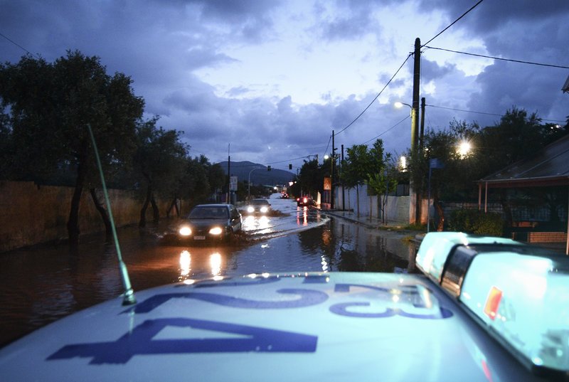 Νύχτα-εφιάλτης για τη Μάνδρα: Πλημμύρισαν οι δρόμοι, ανάστατοι οι κάτοικοι [εικόνες & βίντεο] | iefimerida.gr 6