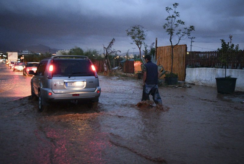 Νύχτα-εφιάλτης για τη Μάνδρα: Πλημμύρισαν οι δρόμοι, ανάστατοι οι κάτοικοι [εικόνες & βίντεο] | iefimerida.gr 7