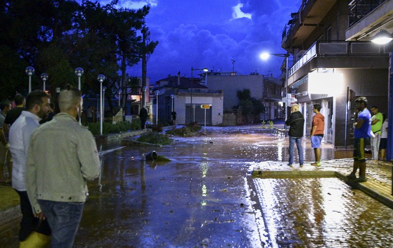 Νύχτα-εφιάλτης για τη Μάνδρα: Πλημμύρισαν οι δρόμοι, ανάστατοι οι κάτοικοι [εικόνες & βίντεο] | iefimerida.gr 10