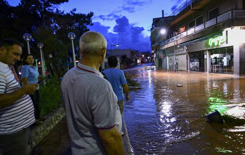 Νύχτα-εφιάλτης για τη Μάνδρα: Πλημμύρισαν οι δρόμοι, ανάστατοι οι κάτοικοι [εικόνες & βίντεο] | iefimerida.gr 11
