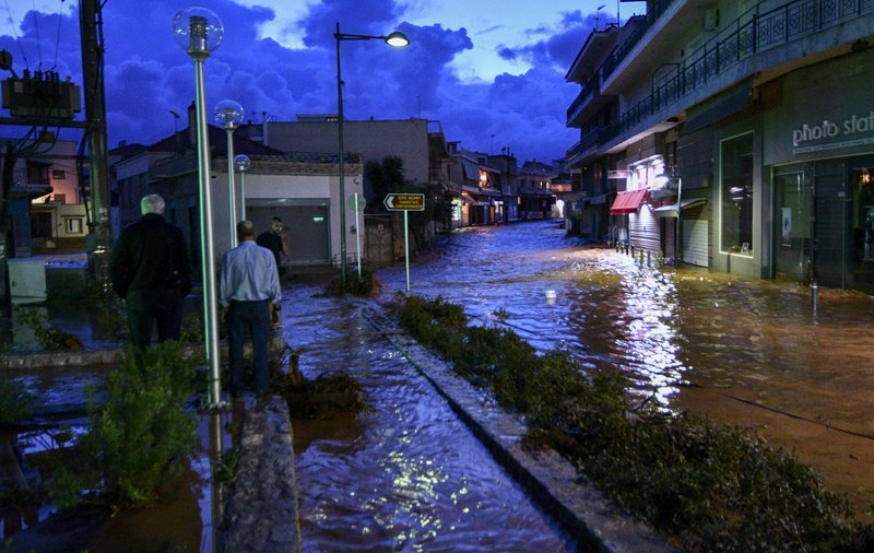 Νύχτα-εφιάλτης για τη Μάνδρα: Πλημμύρισαν οι δρόμοι, ανάστατοι οι κάτοικοι [εικόνες & βίντεο] | iefimerida.gr 12