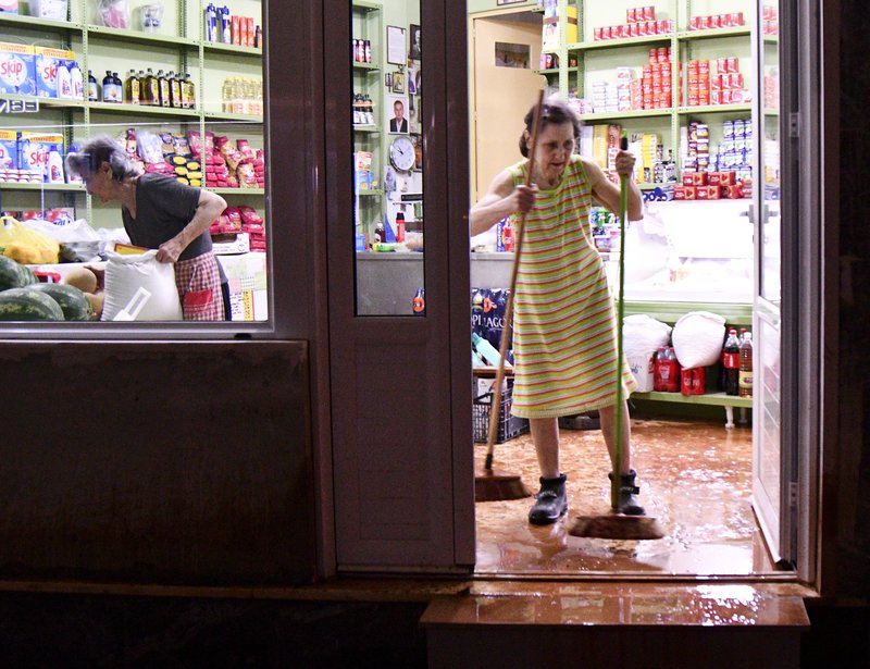 Νύχτα-εφιάλτης για τη Μάνδρα: Πλημμύρισαν οι δρόμοι, ανάστατοι οι κάτοικοι [εικόνες & βίντεο] | iefimerida.gr 1