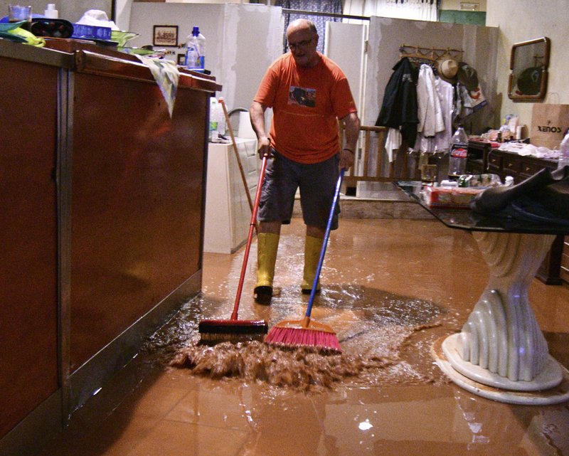 Νύχτα-εφιάλτης για τη Μάνδρα: Πλημμύρισαν οι δρόμοι, ανάστατοι οι κάτοικοι [εικόνες & βίντεο] | iefimerida.gr 4