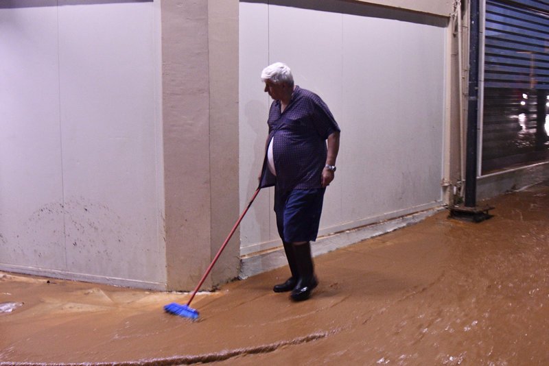 Νύχτα-εφιάλτης για τη Μάνδρα: Πλημμύρισαν οι δρόμοι, ανάστατοι οι κάτοικοι [εικόνες & βίντεο] | iefimerida.gr 3