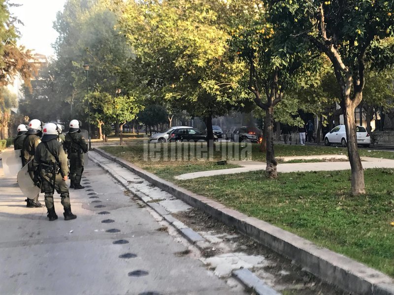 Επεισόδια στο Πολυτεχνείο: Κουκουλοφόροι πέταξαν πέτρες και μολότοφ, κάηκε αυτοκίνητο [εικόνες & βίντεο] | iefimerida.gr 2