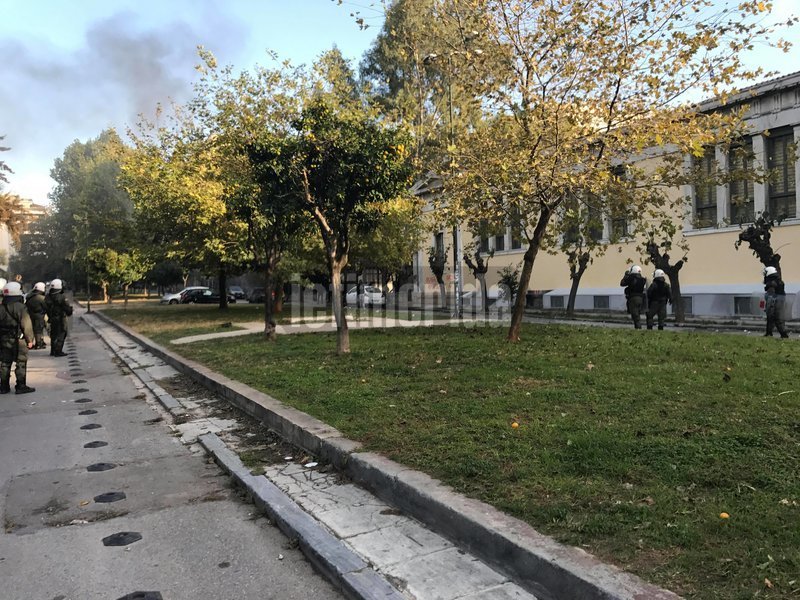 Επεισόδια στο Πολυτεχνείο: Κουκουλοφόροι πέταξαν πέτρες και μολότοφ, κάηκε αυτοκίνητο [εικόνες & βίντεο] | iefimerida.gr 1