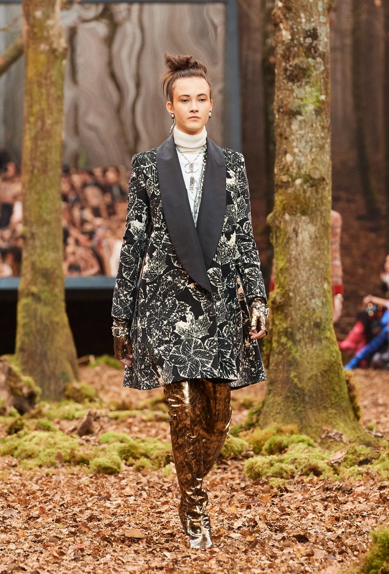 Αυτός είναι ο λόγος που οι γυναίκες θέλουν να έρθει ο επόμενος χειμώνας -Τον βρήκαμε στο δάσος της Chanel [εικόνες] | iefimerida.gr 20