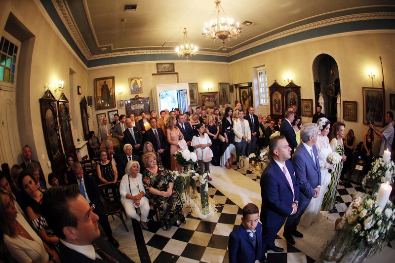 Πλήθος κόσμου παρακολουθεί το μυστήριο της τελετής