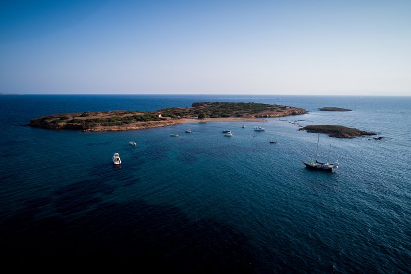 Υδρούσα ή Κατραμονήσι -Κοινό μυστικό των σκαφάτων, μόλις 0,7 ν.μ. από τη Βούλα [εικόνες] | iefimerida.gr 2