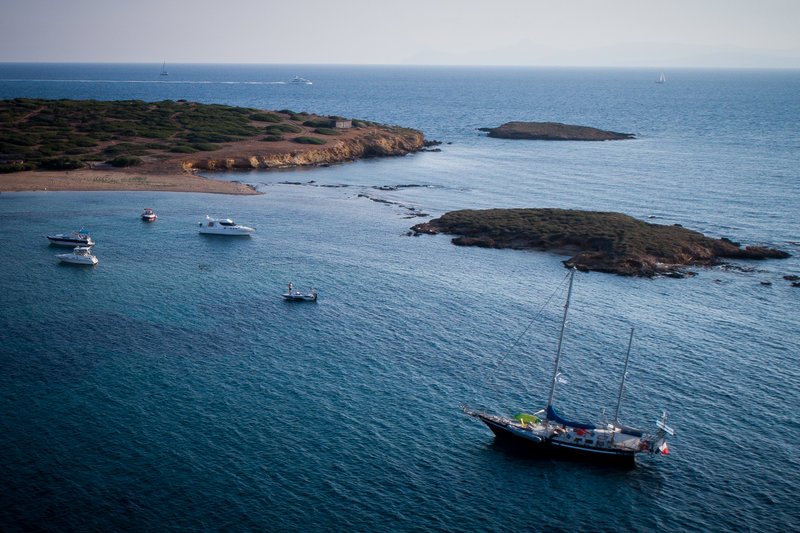 Υδρούσα ή Κατραμονήσι -Κοινό μυστικό των σκαφάτων, μόλις 0,7 ν.μ. από τη Βούλα [εικόνες] | iefimerida.gr 1