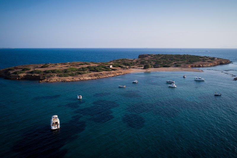 Υδρούσα ή Κατραμονήσι -Κοινό μυστικό των σκαφάτων, μόλις 0,7 ν.μ. από τη Βούλα [εικόνες] | iefimerida.gr 3