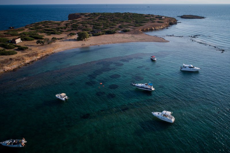 Υδρούσα ή Κατραμονήσι -Κοινό μυστικό των σκαφάτων, μόλις 0,7 ν.μ. από τη Βούλα [εικόνες] | iefimerida.gr 4