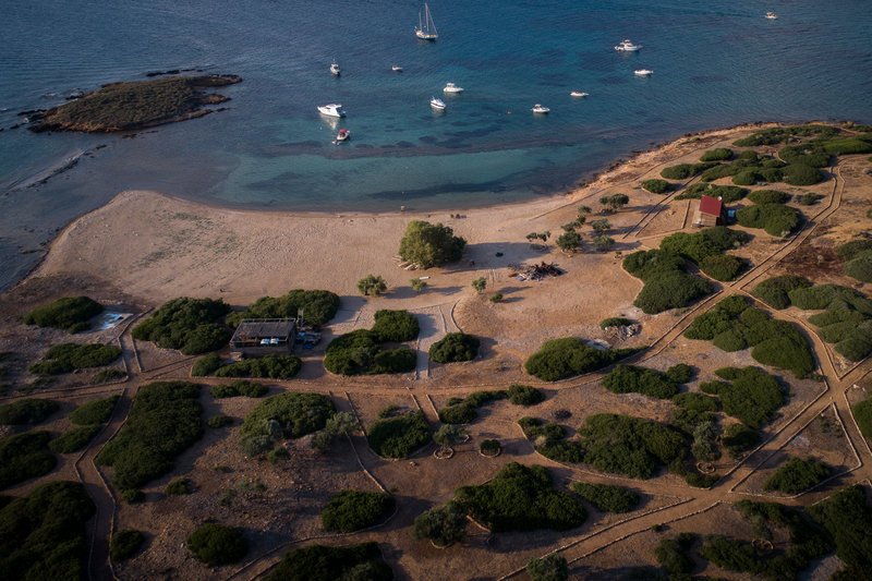 Υδρούσα ή Κατραμονήσι -Κοινό μυστικό των σκαφάτων, μόλις 0,7 ν.μ. από τη Βούλα [εικόνες] | iefimerida.gr 10