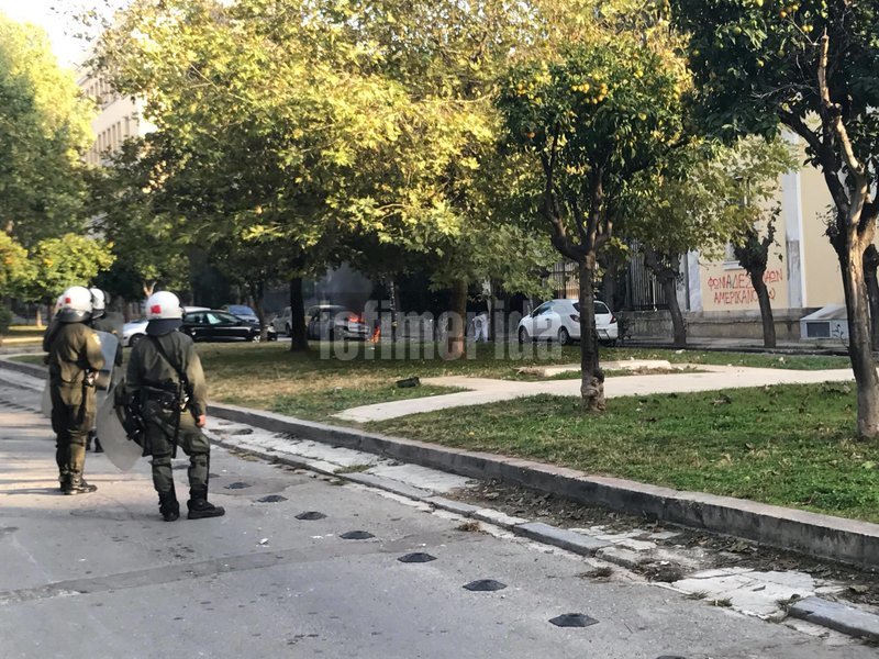 Επεισόδια στο Πολυτεχνείο: Κουκουλοφόροι πέταξαν πέτρες και μολότοφ, κάηκε αυτοκίνητο [εικόνες & βίντεο] | iefimerida.gr 0