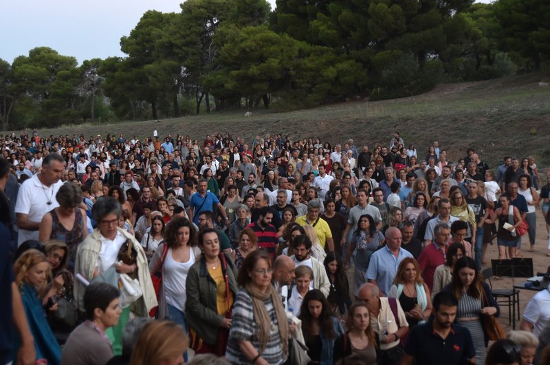 Εμπειρία! Πλήθος κόσμου σε παράσταση στην Επίδαυρο στις 06:00 το πρωί [εικόνες] | iefimerida.gr 1