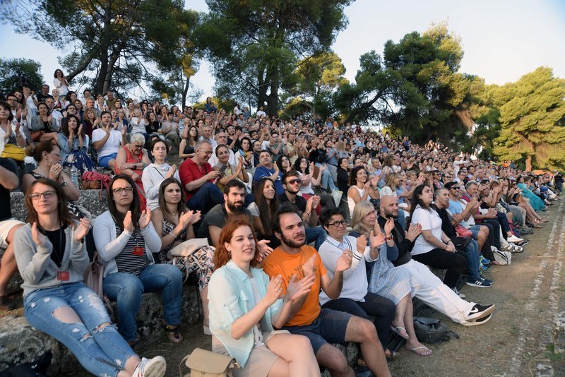 Εμπειρία! Πλήθος κόσμου σε παράσταση στην Επίδαυρο στις 06:00 το πρωί [εικόνες] | iefimerida.gr 0
