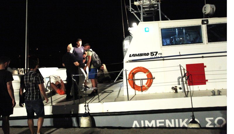Πάνω στο σκάφος του λιμενικού διακρίνονται οι φερόμενοι ως διακινητές/Φωτογραφία: Eurokinissi/Χρήστος Μπόνης
