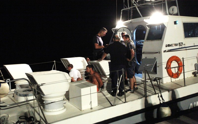 «Μπλόκο» από το Λιμενικό σε σκάφος με μετανάστες από τον Αστακό [εικόνες] | iefimerida.gr 3