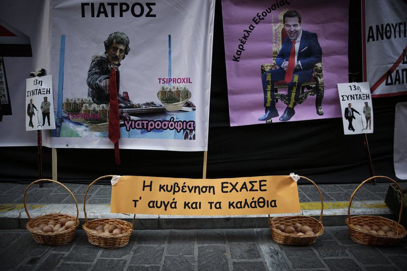 Ενταση στο ΥΠΟΙΚ -Ξύλο, αβγά και χημικά, στη συγκέντρωση της ΠΟΕΔΗΝ [εικόνες & βίντεο] | iefimerida.gr 9