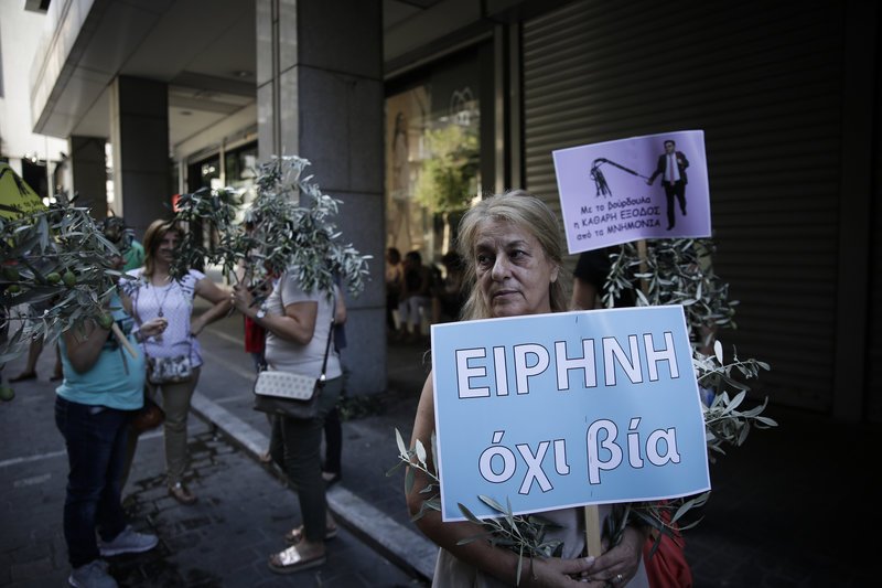 Ενταση στο ΥΠΟΙΚ -Ξύλο, αβγά και χημικά, στη συγκέντρωση της ΠΟΕΔΗΝ [εικόνες & βίντεο] | iefimerida.gr 8