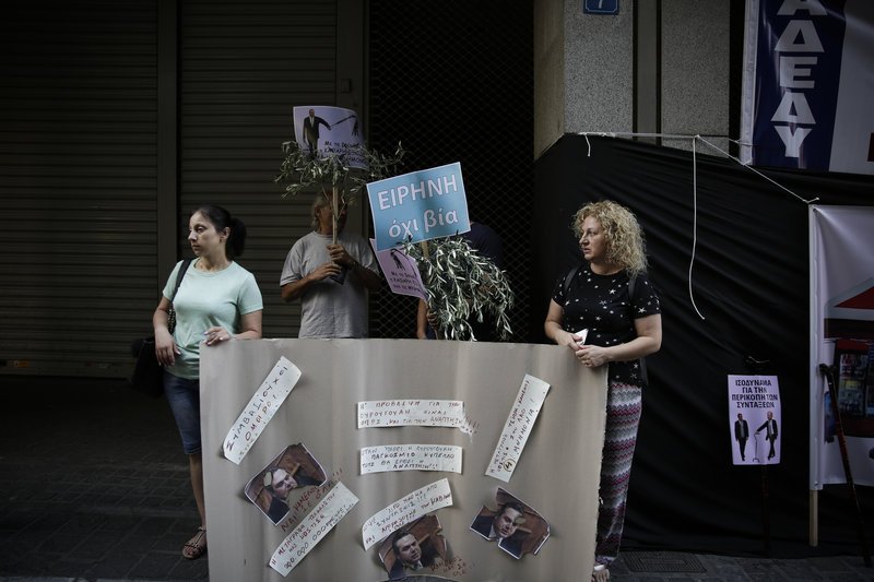 Ενταση στο ΥΠΟΙΚ -Ξύλο, αβγά και χημικά, στη συγκέντρωση της ΠΟΕΔΗΝ [εικόνες & βίντεο] | iefimerida.gr 6