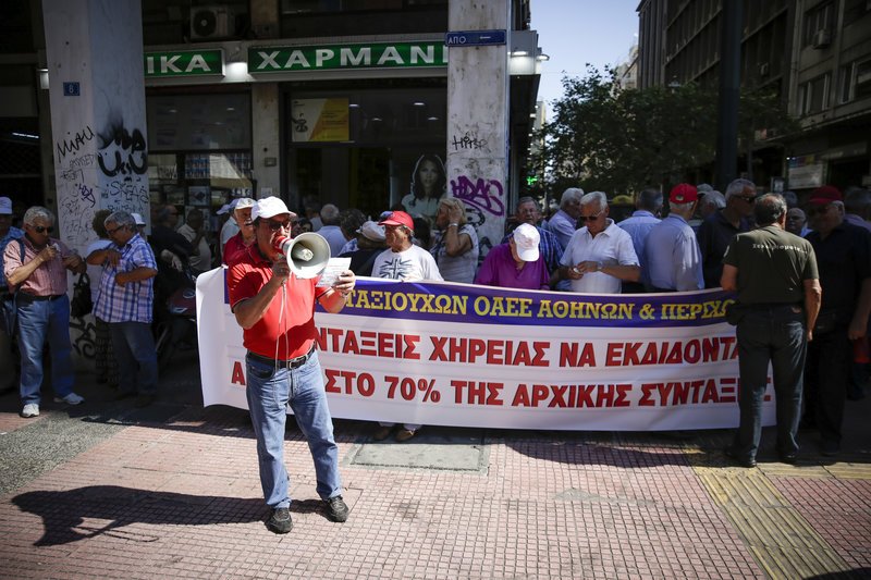 Συγκέντρωση διαμαρτυρίας συνταξιούχων έξω από τα γραφεία του ΕΦΚΑ [εικόνες] | iefimerida.gr 5