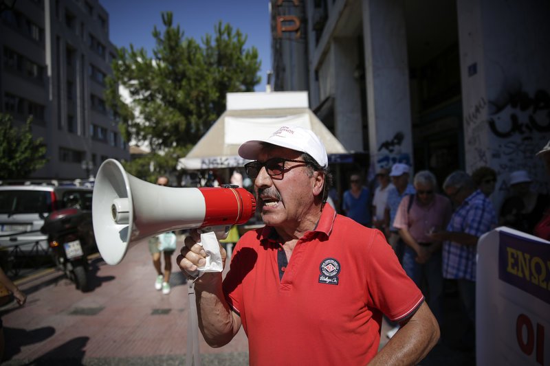 Συγκέντρωση διαμαρτυρίας συνταξιούχων έξω από τα γραφεία του ΕΦΚΑ [εικόνες] | iefimerida.gr 4