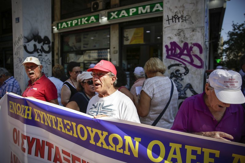 Συγκέντρωση διαμαρτυρίας συνταξιούχων έξω από τα γραφεία του ΕΦΚΑ [εικόνες] | iefimerida.gr 3