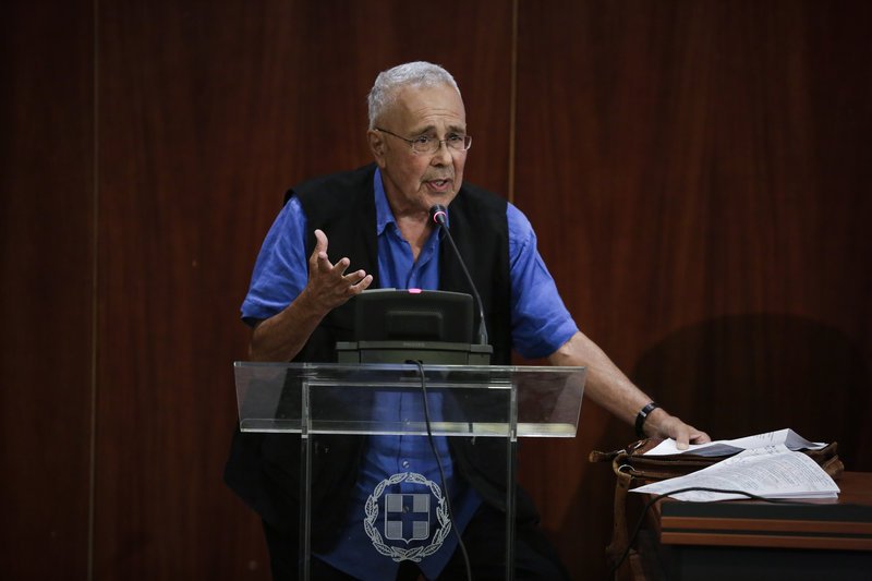«Έχουμε πάθει σμίκρυνση κεφαλής» είπε απευθυνόμενος στον υπουργό Εξωτερικών ο Κώστας Ζουράρις.