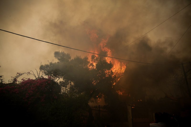 Η φωτιά έχει πάρει ανεξέλεγκτες διαστάσεις.