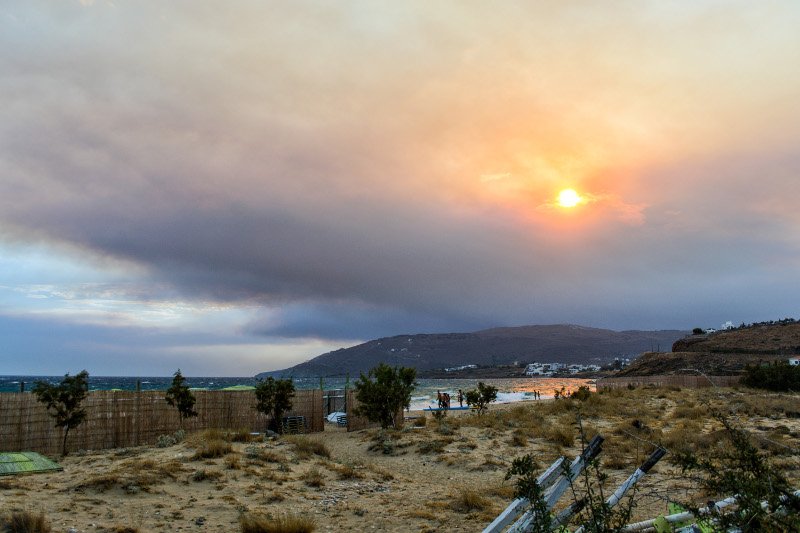 Αποκαϊδια πέφτουν στο νησί