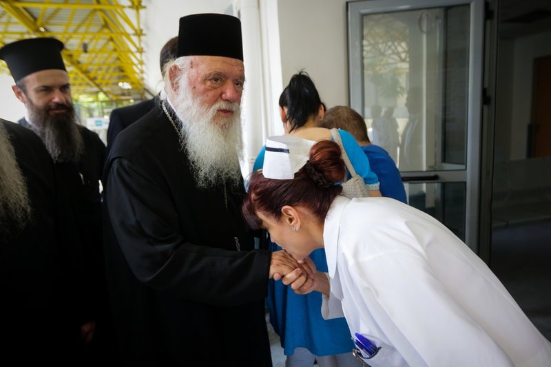 Ο Αρχιεπίσκοπος Ιερώνυμος σε Ευαγγελισμό και Παίδων -Επισκέφθηκε τραυματίες από τις φωτιές [εικόνες] | iefimerida.gr 11